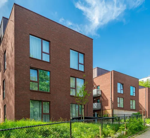 Facade_gevel_Laeken_rampe_romaine_granoquartz_rouge