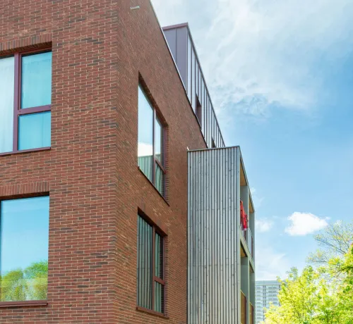 Facade_gevel_Laeken_rampe_romaine_granoquartz_rouge