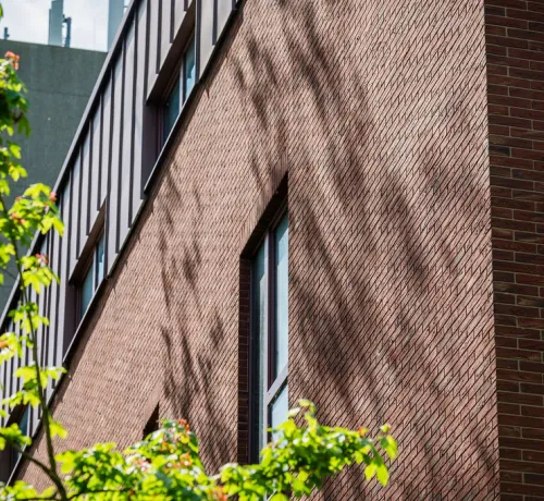 Facade_gevel_Laeken_rampe_romaine_granoquartz_rouge